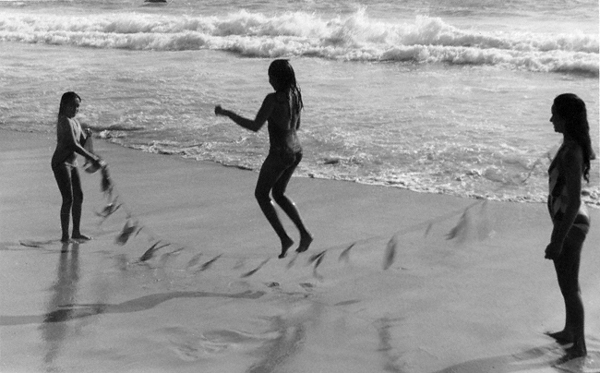 Girls playing seaweed jumprope